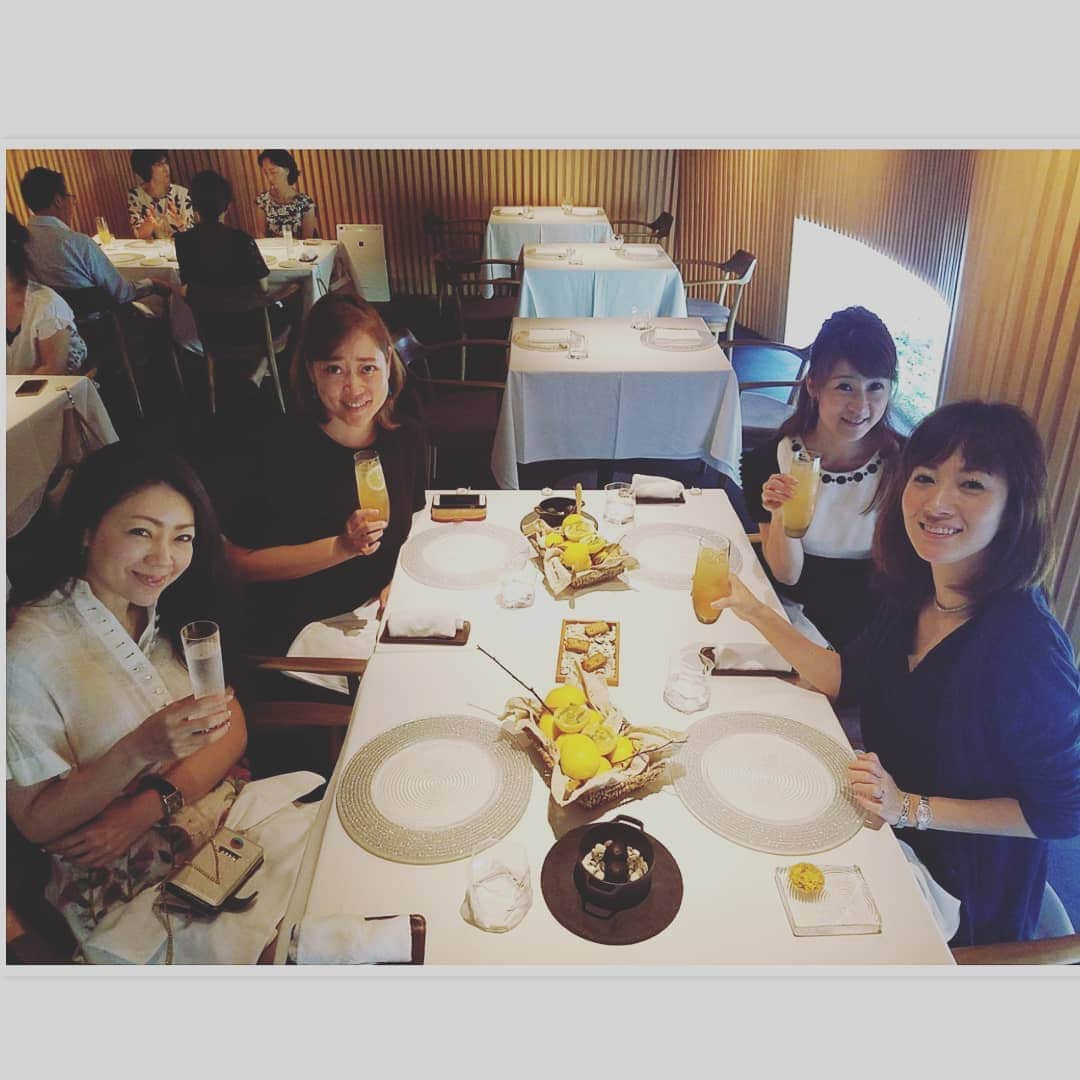 今堀恵理さんのインスタグラム写真 - (今堀恵理Instagram)「先日芦屋のコシモプリュスで　@yoshimi.miyamoto  ちゃんの誕生日会をしました。 久しぶりの4人集合で美しいコシモのお料理を楽しみましたよ❤️ そして昨日は　 @kazupon1225 の神戸でのチャリティーイベント『ハピコレ』でした。@cafeminage 　もワークショップしてましたよ。　みんなで楽しんでポリワクチンに寄付できる素敵なイベントだよ✨ またまた4人揃った🎵  私のお友達はみんな美人だし、中から出る素敵さと美しさがみんな有ります。 それが私の一番の自慢です  いつもhappytimeをありがとう  #ハピコレ　#コシモプリュス　#パーマネントフィッシュ　#ポリワクチン　#チャリティーイベント　#フレンチ女子会　#美人の友達　#友達自慢　#芦屋セレブ　#神戸セレブ　#今堀恵理　#夏休み」7月28日 14時08分 - eriimahori