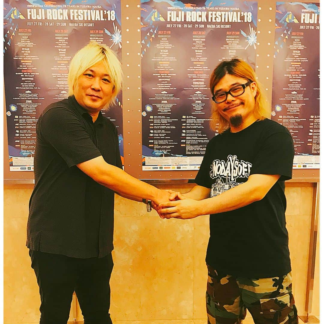 マキシマム ザ ホルモンさんのインスタグラム写真 - (マキシマム ザ ホルモンInstagram)「FUJI ROCK FESTIVAL'18のバックヤードで歴史的対話実現！ 『津田大輔 meets 津田大介』  多方面に渡って活動されているジャーナリスト、津田大介さん。 マキシマム ザ ホルモンのキャーキャーうるさいキャーナリスト、ダイスケはんa.k.a.津田大輔。  同じ"ツダ ダイスケ"でも人間としてのスペックは雲泥の差。(大介>大輔)  日本はおろか世界を斬る知識など持ち合わせているはずもないことを百も承知のはずの"津田大輔"の親戚のなかには、いまだに"津田大介"さんが出演される真面目な番組に俺が出てると思ってる人もいるし💦  きっとこれまで"大介"さんは俺と同姓同名のせいで、飛んだとばっちりを受けたこともあるでしょう……。 そこで我々は本日をもって、この"ツダ ダイスケ問題"に終止符を打つべく、ここに『ツダ ダイスケ誤認識拡散防止条約』を締結し、「今後誤ったツダ ダイスケの情報不拡散に努めるとともに、広く皆様からもご理解ご協力を賜りたい」という共同声明を発表します。  2018年7月 津田大介 津田大輔。  by津田大介はん(←いっきなり自ら墓穴を掘ってみる)  #fujirock #フジロック #マキシマムザホルモン #津田大介 #津田大介さんが津田大輔になりすましてホルモンの楽屋に潜入しようとしていたのでツダダイスケがツダダイスケを阻止 #なりすましダメゼッタイ #しかし同じツダダイスケとして一度でいいから入れ替わってみたいものです #あの大ヒット映画みたいに #津田の名は #津田の前前前世から僕は」7月28日 13時50分 - mth_official_33cjl