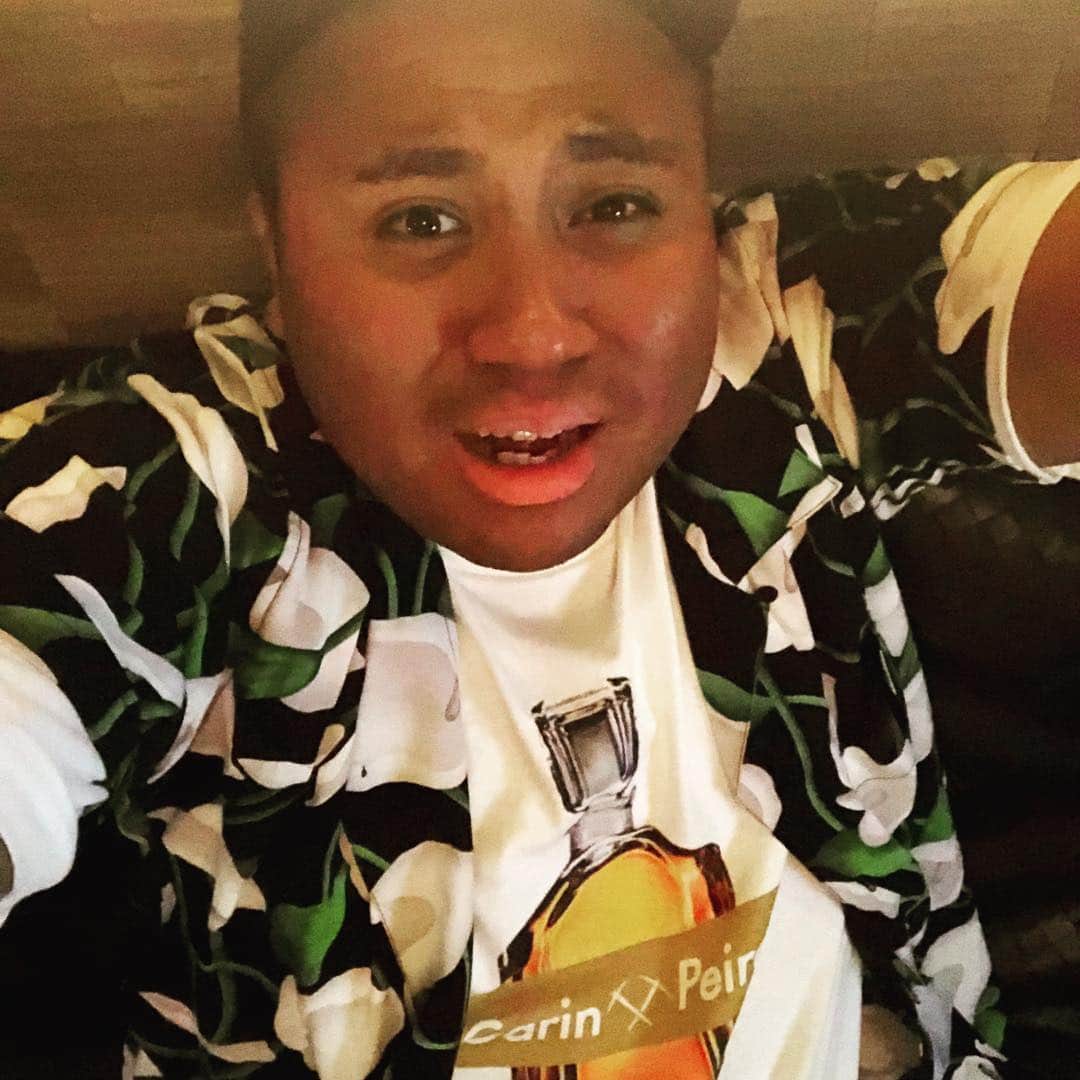 アントニーのインスタグラム：「ナイスなTシャツとナイスなアロハをGETしたのて報告します！  #garinpeiro #aloha  #supreme #てかアロハシャツ着たら現地の人やん #ハワイ在住の方じゃん #なんでちょっと悲しい顔してんだ！？ #海外ドラマで一番最初に死ぬ奴の顔だなぁ」