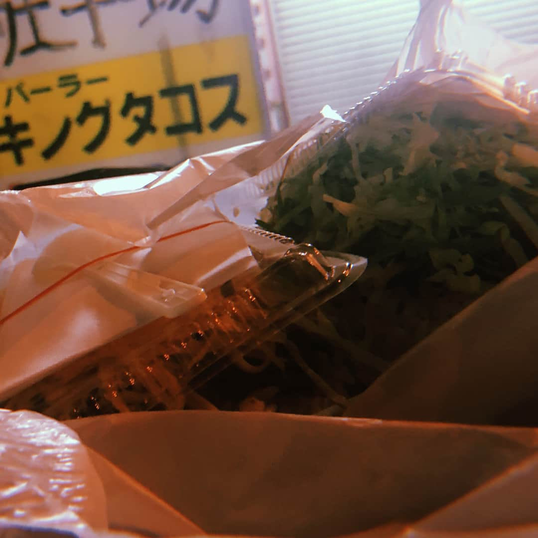 マギーさんのインスタグラム写真 - (マギーInstagram)「そういえば、こないだの沖縄で食べたもの達の一部達。 いまは早めの晩御飯で一人蕎麦。 私、食べることは大好きなのです、その分何を食べるかに人一倍こだわりがあるのです。絶対にいまの気分からズレたものは食べたくないの。わがままと捉えてもらって結構です笑。 だから一人飯も余裕✌️どこでもなんでも一人で行けます✌️ #でもいつでもなんでもお誘いはお待ちしてます😂 #これは休日スペシャル飯達 #一人行動余裕のだいぶな寂しがりや #これ感情の仕組みどうなってるんやろね笑」7月28日 17時25分 - maggymoon