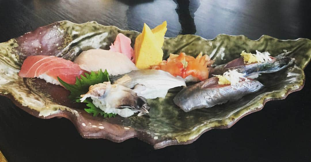 にしおかすみこさんのインスタグラム写真 - (にしおかすみこInstagram)「美味しいもの食べるロケ。お腹いっぱい、幸せだ。泊まって帰りたい。「宿泊もやってるよ」と。え∑(ﾟДﾟ)。。人のお金で2〜3泊したい。。と思っていたら、 スタッフさんが「心がダダ漏れですよ」と。はっ∑(ﾟДﾟ)。。声に出ていた。。 #地魚#鮨#郷土料理#夏の風物詩 #明日#7月29日日曜#朝9時#ベイエフエム#bayfm#森田健作青春スピリッツ#ゲスト#スターダストレビュー#根本要 さん#聴いてください#台風#お気をつけください💦」7月28日 17時57分 - nishioka_sumiko