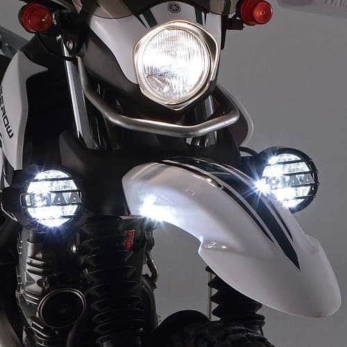 ヤマハ バイクさんのインスタグラム写真 - (ヤマハ バイクInstagram)「LEDフォグライトキット：35,794円（税込）  セロー250専用設計のフォグライト。 6000ケルビンの大型LEDライトが、夜間走行、林道走行時にあなたの行く手を明るく照らし出します。 ・セローのヘビーデューティー感も大幅にUP。 ・PIAAのロゴ入りストーンガードを標準装備。 #YAMAHA #SEROW #SEROW250 #セロー #LED #foglights #PIAA」7月28日 18時26分 - yamaha_bike