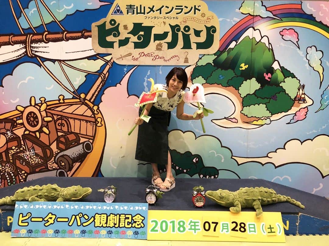 のインスタグラム：「今年もこの季節がやってきた！ブロードウェイミュージカル「ピーターパン」  昨年とまた全然違う！！ 大人になっても毎年夢を見させてくれます💕 フライングもダンスもかっこいいなー😊 タイガー・リリー&フック船長の西尾さんvs謎の花を持つ私。  #ピーターパン #peterpan #吉柳咲良 ちゃん #ウェンディ #河西智美 さん #ライザ #久保田磨希 さん #海賊 #井上祐貴 くん #ホリプロ #ブロードウェイミュージカル #ミュージカル #今年もこの季節がやってきた」
