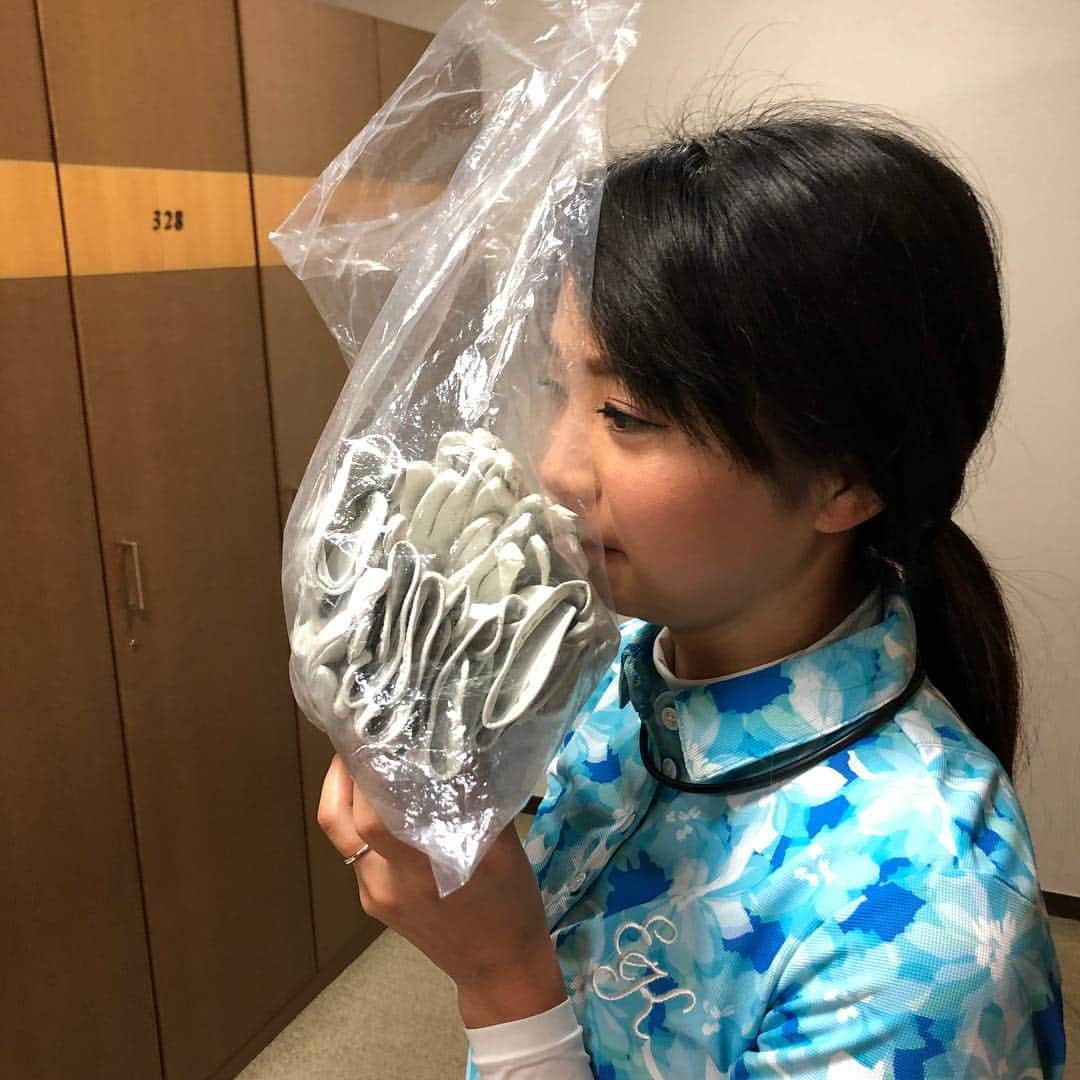 穴井詩のインスタグラム：「雨の日のえりか様が使用するグローブ量(*´=∀=) #いーっぱい #明日もがんばろ」