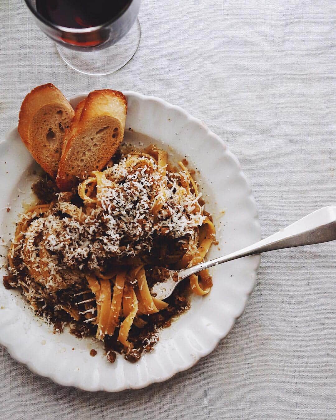 樋口正樹さんのインスタグラム写真 - (樋口正樹Instagram)「Bolognese . 今夜はパスタとワイン。 台風による悪天候のため、 家でコトコト、牛肉のラグー。 チーズを多めにかけて。 パンとワインと。 夏っぽさないけど美味い🍝 . . . #bolognese #tagliatelle #fettuccine #raguallabolognese #pasta #beefragu #myfavoritepasta #eeeeeats #topitalianfood #italyfood #italianfood #italifoodporn #barolo #ラグー #ミートソース #タリアテッレ #フェットチーネ #本格イタリアン #パスタ #パスタ部」7月28日 19時14分 - higuccini