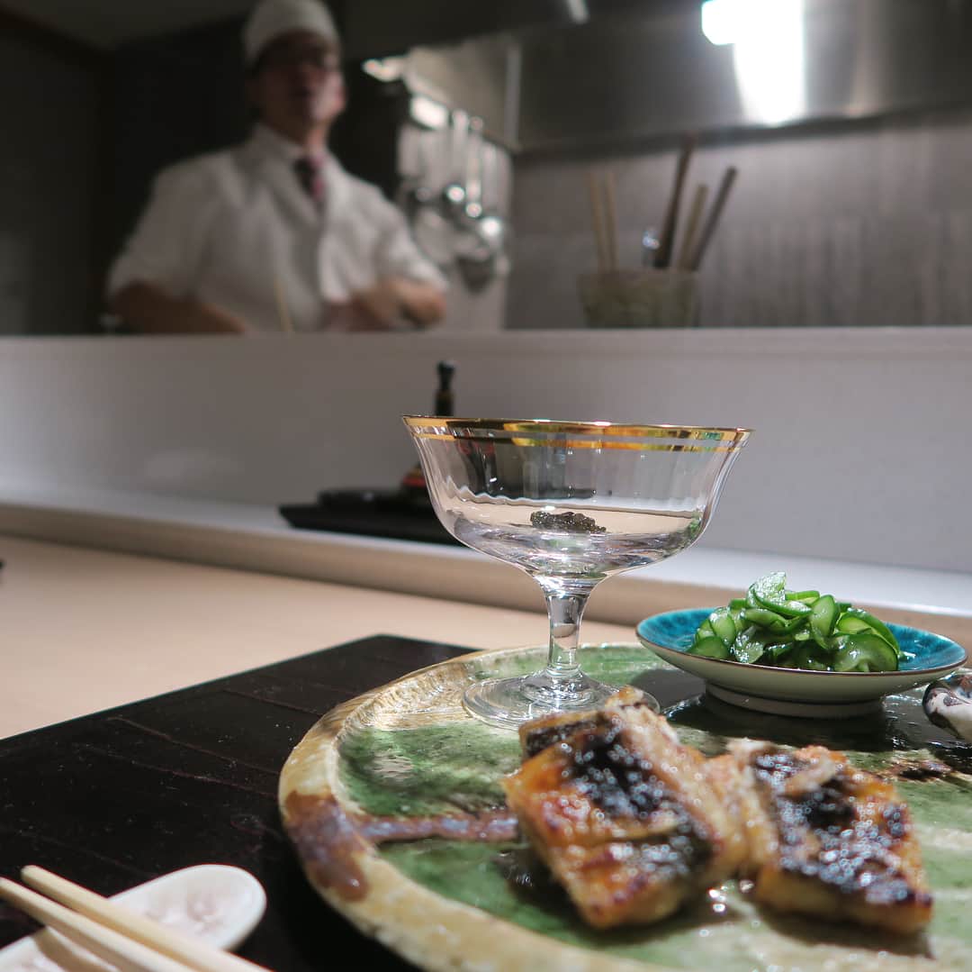 岡西佑奈さんのインスタグラム写真 - (岡西佑奈Instagram)「《うなぎ 時任》 先月末に麻布にオープンした ‘時任’ ロゴや店内の作品を描かせていただきました。  創業200年以上続く鰻の名店 「麻布野田岩」で15年間修行された大将。 その後、各店の料理長を努め 鰻屋という日本の文化の枠を越え フランスを中心にヨーロッパの様々な食や文化を学ぶため、パリへ渡航。  経験は宝と言いますが まさに磨き抜かれた技と感性の織り成す 一品一品でした。  伝統と革新を和える生き方は 私自身も大切にしていることなので こうした場に描かせていただいた書、作品が 存在するということ 大変ありがたく光栄に思います。 ‘時任’ 住所 〒106-0045  東京都港区麻布十番2-5-11 AZABU MAISON 201 03-6812-9671  #うなぎ#時任#麻布十番#うなぎづくし#天才大将#書道#shodo#書家#書道家#岡西佑奈#okanishiyuuna#calligraphy#墨#sumi#japan#日本#love#art#instagood#書道家岡西佑奈」7月28日 19時23分 - yuunaokanishi