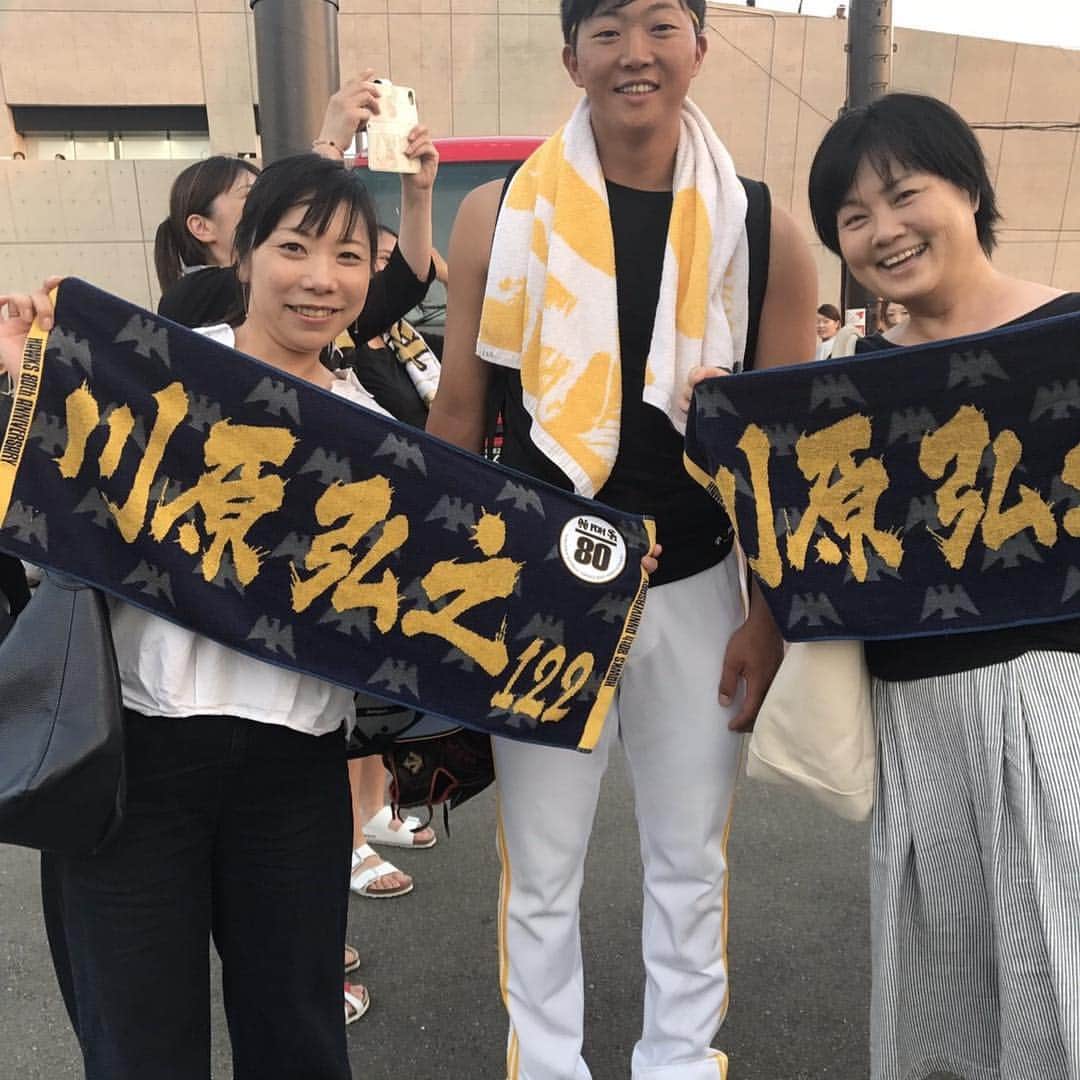 川原弘之のインスタグラム：「幼稚園の先生が試合を観に来てくれました^ ^！ 卒園して20年以上経つのに応援してくれてありがたいです。 #きりん幼稚園 #江口先生 #吉田先生 #タマスタ筑後 #応援ありがとうございました #また来てください^ ^」