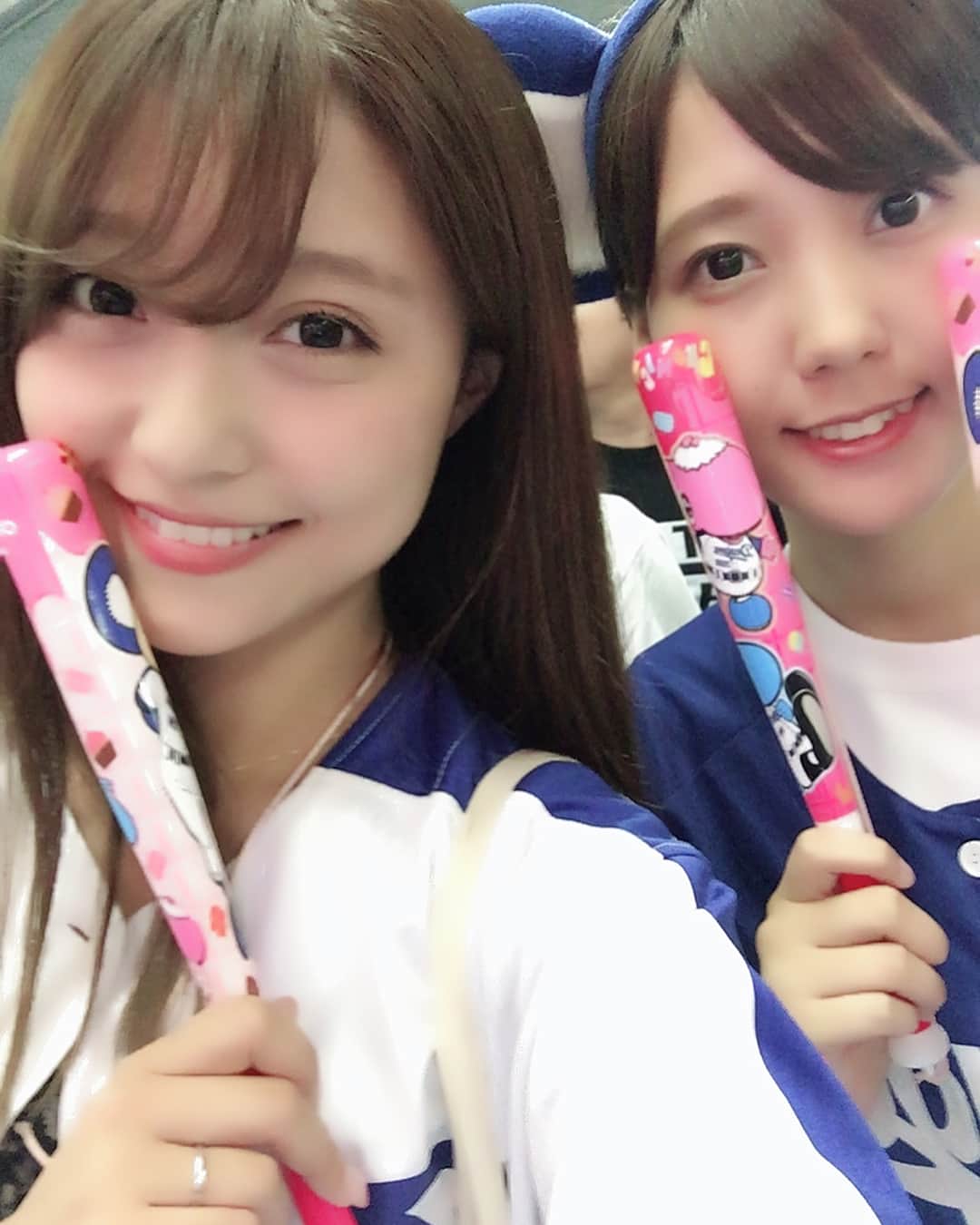 堤ゆきみのインスタグラム：「昨日今日と巨人vs中日！ 今日勝てて最高だったー！ ️初野球観戦のゆったんを中日ファンにさせました。笑  #中日ドラゴンズ #dragons  #立ち見 #ゆったんに耳つけたら最高かわいい」