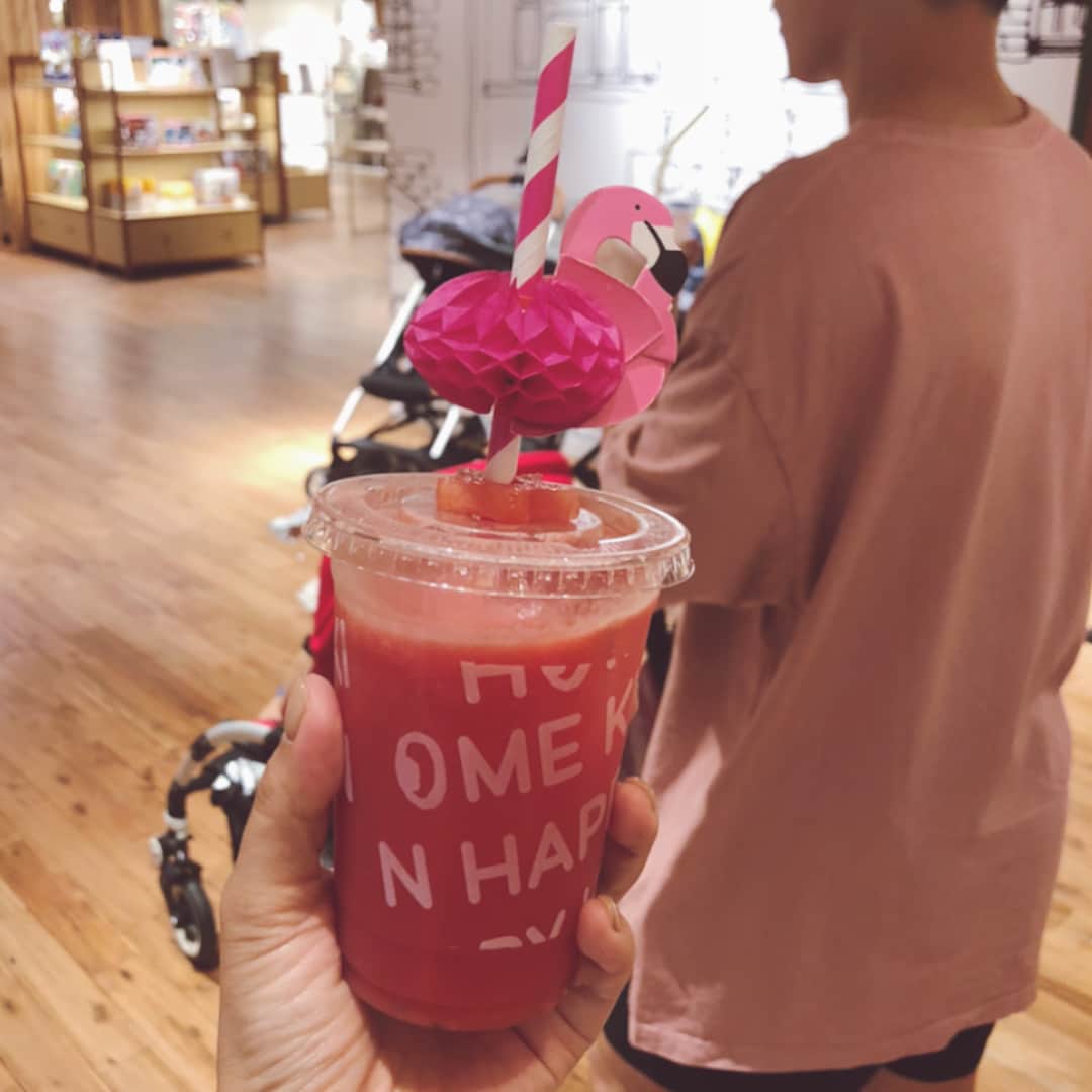近藤千尋のインスタグラム：「家族dayでした✨ 今年もスイカ🍉ジュースばかり 飲んでいる私、、、🤫 台風、皆さん気をつけて下さい💦」