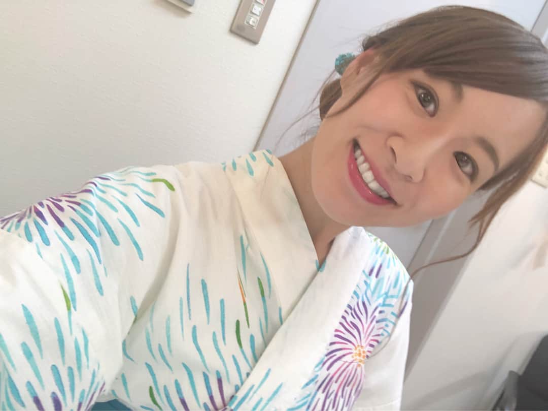のインスタグラム：「第六十八回本荘川まつり花火大会、今年も盛大に開催されました🎆 豪華で綺麗だった〜！ プログラム32番まで音楽とともに子吉川に打ち上がる花火、感動でした👏❤️ 花火大会なので浴衣も花火柄にしてみました😏  #花火大会」