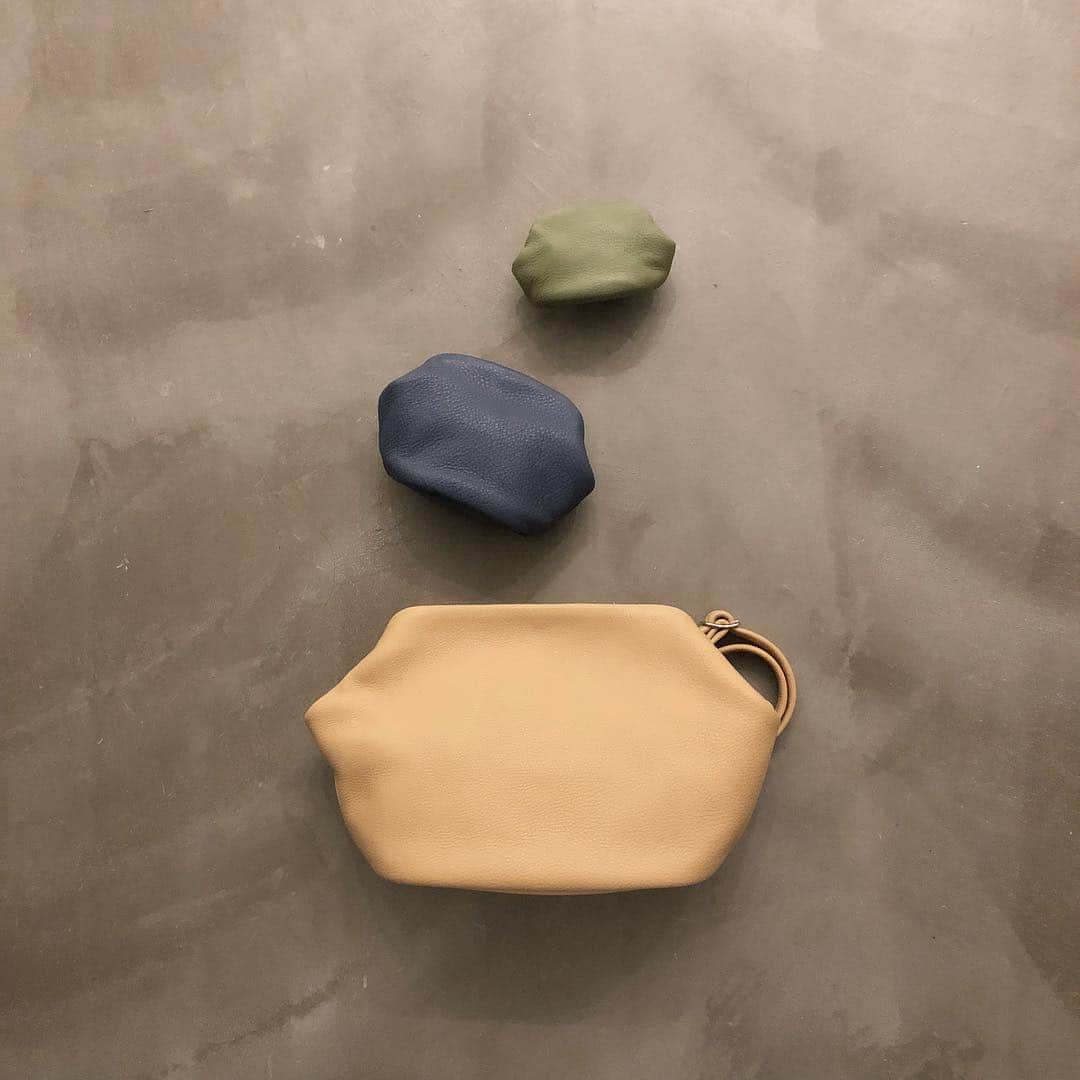 Enseさんのインスタグラム写真 - (EnseInstagram)「大・中・小 Enseのがま口マトリョーシカ。笑 . 重ねてと、色を変えて。。 楽しくパチリ。 色の組み合わせで 印象の変わる . 色とりどりの楽しみ。 . . #ense #Ense #アンサ #革鞄 #bag #wallet #入荷#jewelry #Ensejewelry#18k #プラチナ #マリッジリング #marriagering #セミオーダー #京町堀 #本町 #肥後橋 #靱公園 #京都 #三条#柳馬場#新作#ポーチ#オンライン#がま口#マトリョーシカ」7月28日 22時32分 - ense.jp