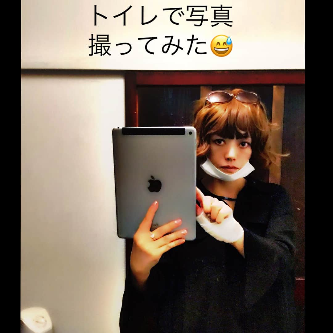 広田レオナさんのインスタグラム写真 - (広田レオナInstagram)「8年前の健診では血管年齢20代前半だった👏 先日、最新式の体重計を買った😅 なんと、体内年齢56歳😭 悪玉コレステロールハンパない😭 体脂肪率35😳肥満じゃ 私は決心した！ 体内年齢30代になりたい👴🏻 とにかくチャレンジだ😤 まずは食事だ！ 朝食は野菜と果物のスムージーでスタート☺️ 昼食は軽めに✨ 3時のおやつは横尾忠則先生のお皿にアーモンドとバナナチップにチョコ💕 なんてな… あー〜バター醤油ご飯が食べたい😭 エシレバターは毎日食べたい😭 我慢だ我慢だ😭  だいたい、ひろむが協力する言ってたのにさっぱりだ😳きみとメシ食べるようになって私は10キロ太ったんだぞ💢責任とれ！ボケ！体力つけるのも協力する協力するって…全然やないか💢自分だけさっぱりしてホンマ腹立つわぁ〜(すいません、ひろむが生意気なので気が立ってます😅) しかし55歳 健康に痩せて筋肉つけるのは至難の技 頑張るしかない💪  #体内年齢#体脂肪率#悪玉コレステロール#チアシード#グリーンスムージー#バカラ#横尾忠則の皿#アマニ油 #豆乳でエストロゲン#玉藻小路のトイレ#エシレバター」7月29日 2時38分 - leonahirota