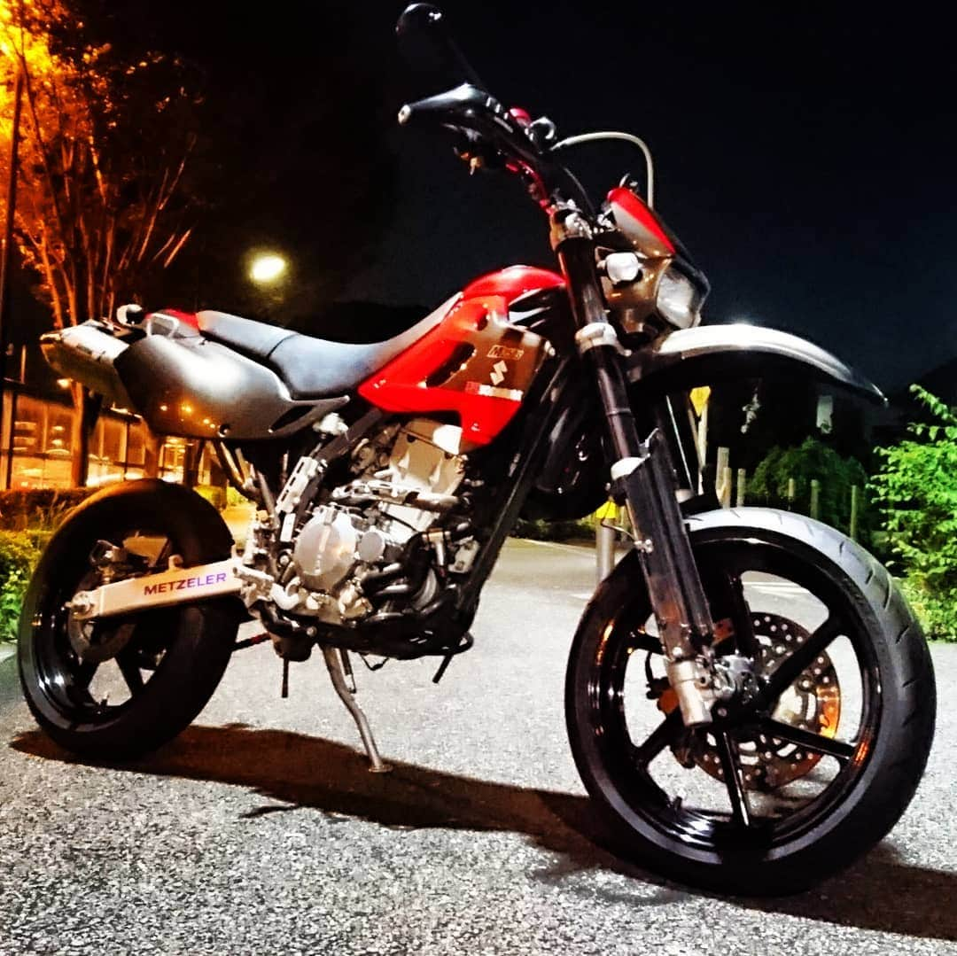 レイザーラモンRGさんのインスタグラム写真 - (レイザーラモンRGInstagram)「さっきバイク乗ってたら途中通り雨でびしゃびしゃになったけどある地点からめっちゃ晴れてて目的地に着いた時には服乾いてた…という夏のバイクあるある体験しました。  今日は鈴鹿8耐！ヨシムラSUZUKI応援してます！ 愛車ヨシムラSUZUKI M250S まだまだ元気！  #suzuki #yoshimura #yoshimurasuzuki #M250S #yoshimurasuzukifactoryracing」7月29日 10時18分 - rgrazorramon