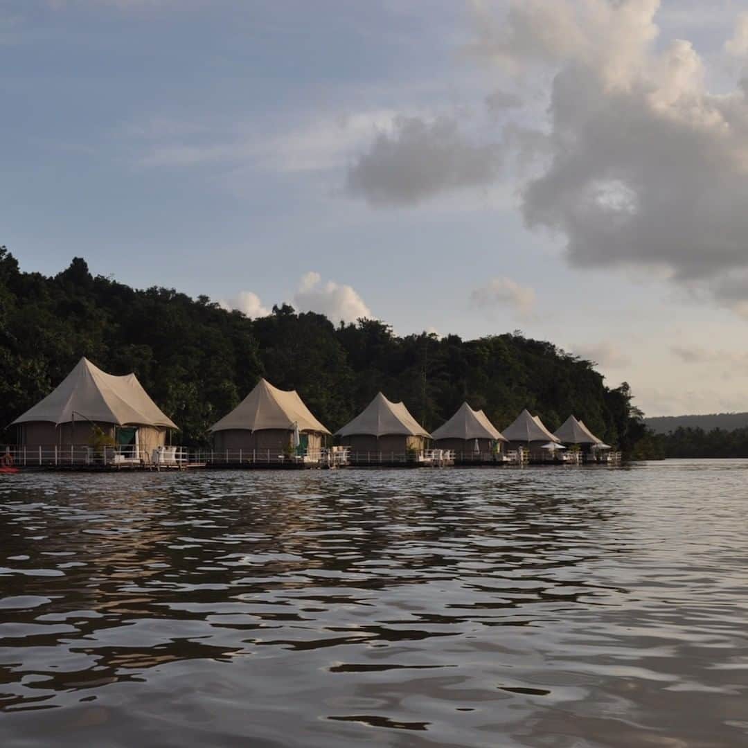 TRAVEL PLANETのインスタグラム：「#4rivers #kaohkong #cambodia #４リバーズフローティングロッジ #ココン #カンボジア #世界見聞LOG . . ジャングルの 奥地に浮かぶ テント村 エココンシャスな 未来リゾート . . カンボジア南西部に位置するココン州を流れるタタイ川。ジャングルに囲まれた奥地の川沿いに突如として現れるエコリゾートが「４リバーズフローティングロッジ」。熟練の旅人が世界中から集まる魅惑のリゾートです。 . . #トラベルプラネットでカンボジアの旅」
