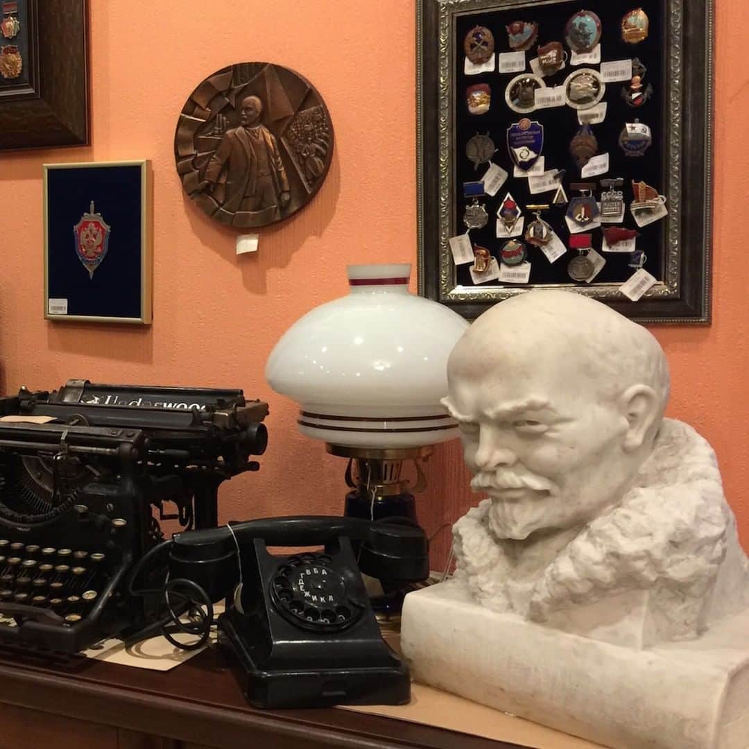 TRAVEL PLANETのインスタグラム：「#Ле́нин #vladivostok #russia #レーニン #ウラジオストク #ロシア . . 軍港の 骨董品屋の 片隅で ニヒルに笑う 革命の父 . .  ロシア革命を率いたウラジミール・レーニンの肖像や銅像はロシアはもちろん社会主義陣営に属した国々でもよく見ることができます。社会主義を捨てた今でもロシアの人々に愛される偉人に思わぬ場所で出会うことが多々あります。 . . #トラベルプラネットでロシアの旅」