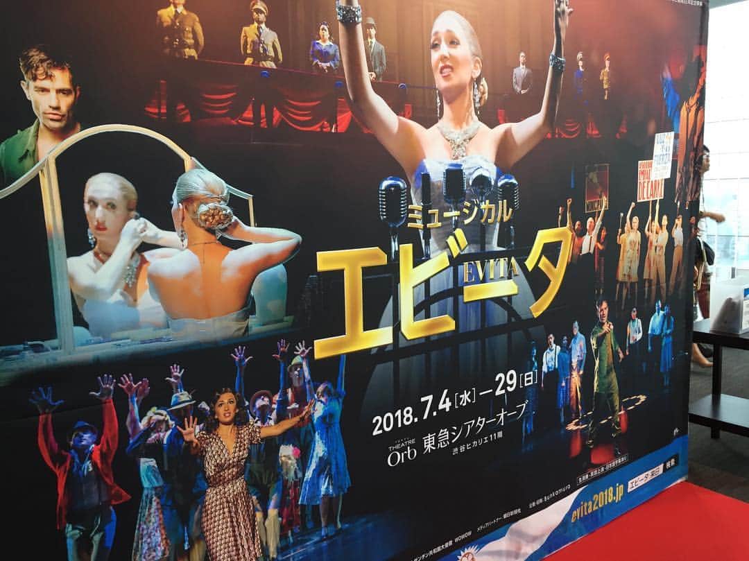 須黒清華のインスタグラム：「この夏は、観たいミュージカルがいっぱい‼︎ まずは「エビータ」 恵まれない境遇で生まれながら、アルゼンチン大統領夫人にまで昇り詰め、エビータの愛称で慕われた実在の女性。 その生涯を描いたミュージカルです。 名曲「Don't cry for me Argentina」きっと皆さん一度は聞いたことがあるはず。 国民への愛を歌うこのシーン。様々な手を尽くし、この地位まで昇り詰めたエビータ。誇りと自信、国への愛を持ちながらも、どこか満たされない思いが込められたこの歌は、エビータ役エマ・キングストンによって絶妙に表現されていました。 気迫溢れる演技も、難しい曲ばかりなのにポンっと出る高音も素晴らしかったです✨ 時代は違っても、女性として、人としての生き方を、そして愛とは何か問われる作品です。 そして、歴史を楽しくサラリと学べてしまうのもミュージカルの良さ‼︎ あとなんといっても‼︎ チェ役、ラミン・カリムルー(@raminkarimloo )の美声はたまらない〜‼︎ ちょっと悪そうな歌い方も、切ない声も、自在に操れるラミン。 めちゃくちゃかっこい〜‼︎笑 ミュージカル初心者の方にも、ぜひ一度聞いて欲しいですっ‼︎ #ミュージカル #ミュージカル好きな人と繋がりたい #エビータ #ラミンカリムルー #エマキングストン」
