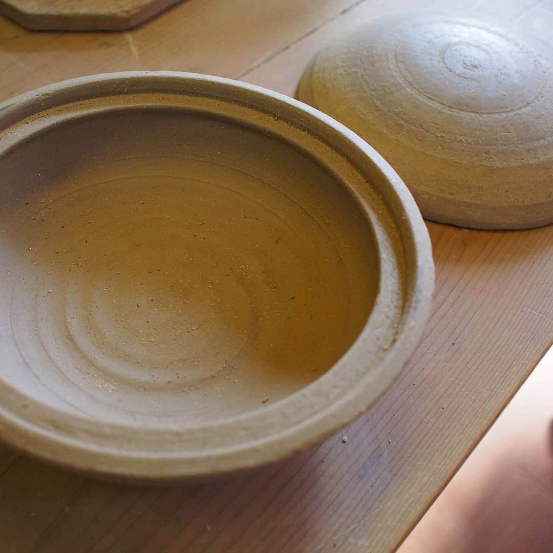 酒井千佳さんのインスタグラム写真 - (酒井千佳Instagram)「今日の陶芸は 土鍋の高台削りと取っ手付け。 お花の蓋とねじねじの取っ手にしてみたよ。 一緒に行った友達に 「ひとり鍋用？」 と突っ込まれる。  そうですよーなにか？？ 作ってるところは@toukito_tougei で。  #土鍋作り #白土 #陶器 #陶芸教室 #陶芸作品 #酒井千佳 #tougei #toukito  #暮らしにゆとりを」7月29日 18時16分 - sakaichikaaaa