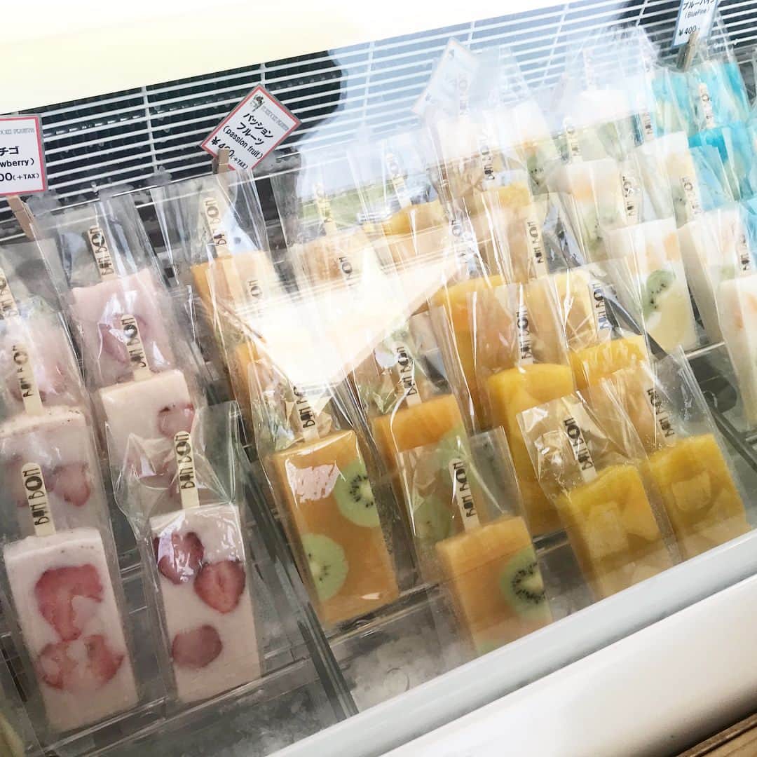 SPARAさんのインスタグラム写真 - (SPARAInstagram)「帰りの飛行機まで少し時間があったのでウミカジテラスへ寄りました♡ いろいろなお店見たかったけど、かなり暑くて回れず。 可愛いアイスキャンデーのお店とカフェでお茶して子供たちリクエストのラーメンを食べて空港へ✈️ 今度は夕方来たいな♡♡♡ #沖縄#那覇#ウミカジテラス#瀬長島ウミカジテラス#アイスキャンディー#tokidokifruits」7月29日 18時55分 - spara_aco