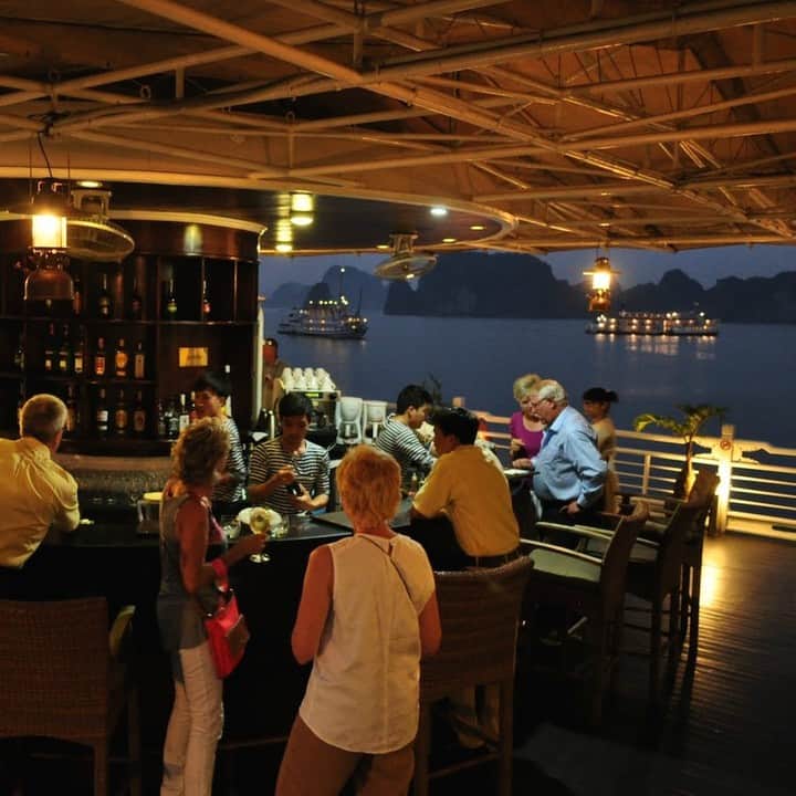 TRAVEL PLANETのインスタグラム：「#auco #halong #vietnam #オウコー #ハロン湾クルーズ #ベトナム #世界見聞LOG . . 伝説の ドラゴン潜む 謎の海 奇岩彩る バーの灯り . . 世界遺産ハロン湾の神秘的な夜を体験できる観光は宿泊可能なクルーズ船に乗る旅人の特権です。２０１２年に誕生したオウコー号は２泊３日の船旅を味わえる豪華客船です。 . . #トラベルプラネットでベトナムの旅」