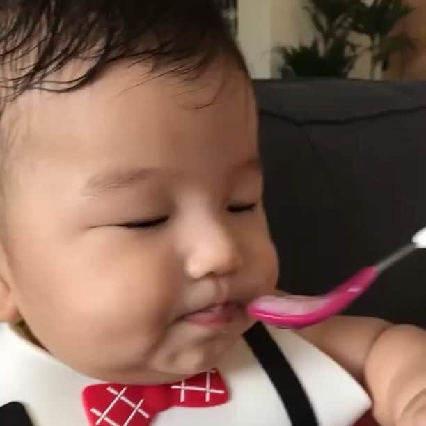 藤倉幸子のインスタグラム：「⚠️音量注意⚠️ 30.7.29 5ヶ月と1日。 離乳食始めました。  最近何か食べてるのを見ると口を動かし食べる事に興味を持っているようだったので始めたよ😌‼︎ 昊の時よりスムーズに食べれた晟。 やっぱりお兄ちゃんの事を見ているからなのか全てが早いように感じる👶🏻 美味しいご飯が食べれる様に料理ママ頑張るね🕊🌵 おめでとう🎊晟。」