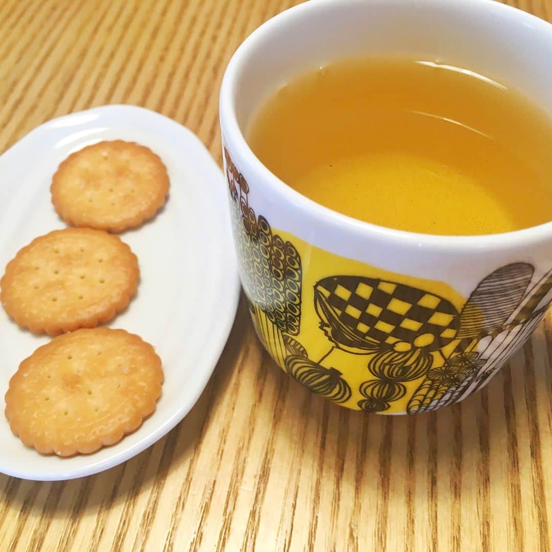 堀内敬子さんのインスタグラム写真 - (堀内敬子Instagram)「CHA YUAN 戴いた紅茶でひと息。  甘い香りが幸せになります。  おやつは、最近のお気に入り。 まじめなおかし。 ミレービスケット。  #chayuan #紅茶  #teatime  #ミレービスケット  #まじめなおかし」7月29日 13時40分 - horiuchi_keiko