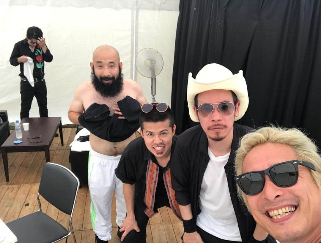 井手大介のインスタグラム：「LEO今井バンドインザハウス@フジロック！みんな久しぶり！」