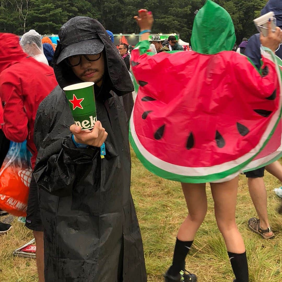 中川友里さんのインスタグラム写真 - (中川友里Instagram)「fujirock day2‼︎ 前日の @1oaktokyo secret DJからの @skrillex 👉 @kendricklamar て最高すぎる😊😭😭‼️💖🔥🏔 thank you @owslagoods staff n @samanthamariko 😍🔥 and i had great time with my guys @mrportraiter @skrewheadjp @hiromi_instagram n @partyfishjp 🎪💖✨🎪💖🤩😽🇯🇵 苗場から東京まで運転🚘やりきったのが快挙🤩✨🚿 #fujirock #fujirock2018 #yoshikixskrillex  #Xjapan #skrillex #kendricklamar #asiatour #スイカ🍉 #スイカポンチョ #フジロックにultraのレイバーいる 笑 #typhoon #大雨 #嵐 #フジロック難民なりかけた 笑笑」7月29日 14時49分 - darayunya