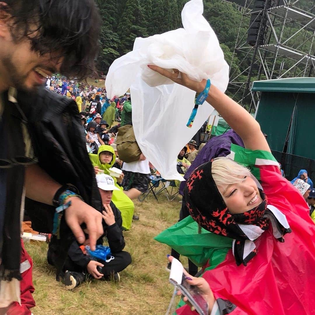 中川友里さんのインスタグラム写真 - (中川友里Instagram)「fujirock day2‼︎ 前日の @1oaktokyo secret DJからの @skrillex 👉 @kendricklamar て最高すぎる😊😭😭‼️💖🔥🏔 thank you @owslagoods staff n @samanthamariko 😍🔥 and i had great time with my guys @mrportraiter @skrewheadjp @hiromi_instagram n @partyfishjp 🎪💖✨🎪💖🤩😽🇯🇵 苗場から東京まで運転🚘やりきったのが快挙🤩✨🚿 #fujirock #fujirock2018 #yoshikixskrillex  #Xjapan #skrillex #kendricklamar #asiatour #スイカ🍉 #スイカポンチョ #フジロックにultraのレイバーいる 笑 #typhoon #大雨 #嵐 #フジロック難民なりかけた 笑笑」7月29日 14時49分 - darayunya