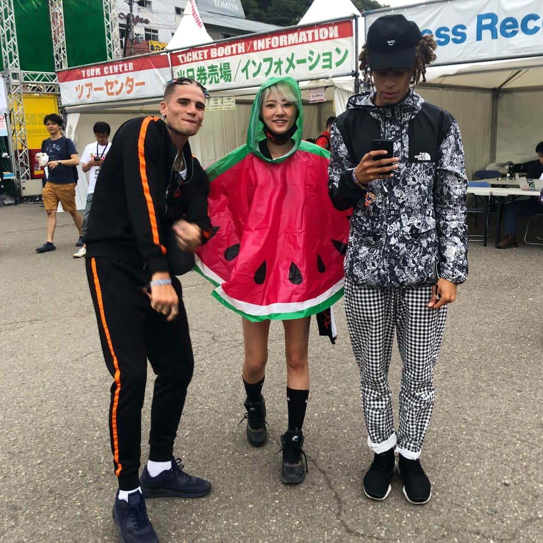 中川友里さんのインスタグラム写真 - (中川友里Instagram)「fujirock day2‼︎ 前日の @1oaktokyo secret DJからの @skrillex 👉 @kendricklamar て最高すぎる😊😭😭‼️💖🔥🏔 thank you @owslagoods staff n @samanthamariko 😍🔥 and i had great time with my guys @mrportraiter @skrewheadjp @hiromi_instagram n @partyfishjp 🎪💖✨🎪💖🤩😽🇯🇵 苗場から東京まで運転🚘やりきったのが快挙🤩✨🚿 #fujirock #fujirock2018 #yoshikixskrillex  #Xjapan #skrillex #kendricklamar #asiatour #スイカ🍉 #スイカポンチョ #フジロックにultraのレイバーいる 笑 #typhoon #大雨 #嵐 #フジロック難民なりかけた 笑笑」7月29日 14時49分 - darayunya