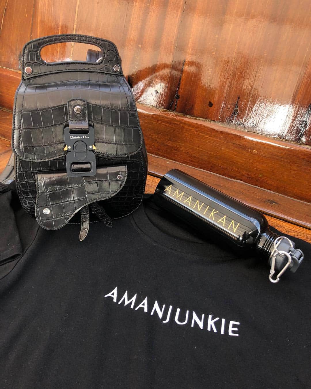 キム・ジョーンズさんのインスタグラム写真 - (キム・ジョーンズInstagram)「Summer essentials 2 - @dior men’s backpack and @aman #amanjunkie tee shirt 🖤🖤🖤」7月29日 17時07分 - mrkimjones