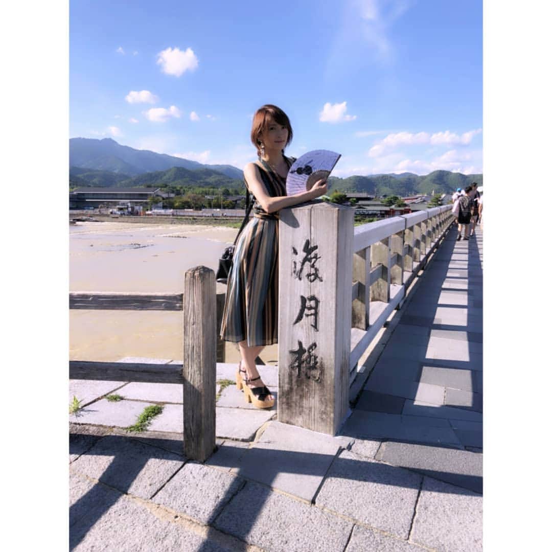 AYASAさんのインスタグラム写真 - (AYASAInstagram)「#京都旅行 ・ 倉木麻衣さんの『渡月橋～君 想ふ～』が大好きでカバーもさせていただいてる🎻 …ということで行って来ました渡月橋🍁 ・ 1番最初に自分写らず撮る(写真3枚目) ↓ やっぱり写っておこうかなと思い写ってみたものの呪いかけそうな雰囲気出ちゃった(写真2枚目) ↓ 扇子とか使ってどやってみた(写真1枚目) ・ やっぱり渡月橋で渡月橋弾きたくなりました(*´ω`*)🎻🍁✨ ・ ・ #渡月橋 #嵐山  #渡月橋君想ふ #倉木麻衣」8月27日 21時22分 - ayasa_doya