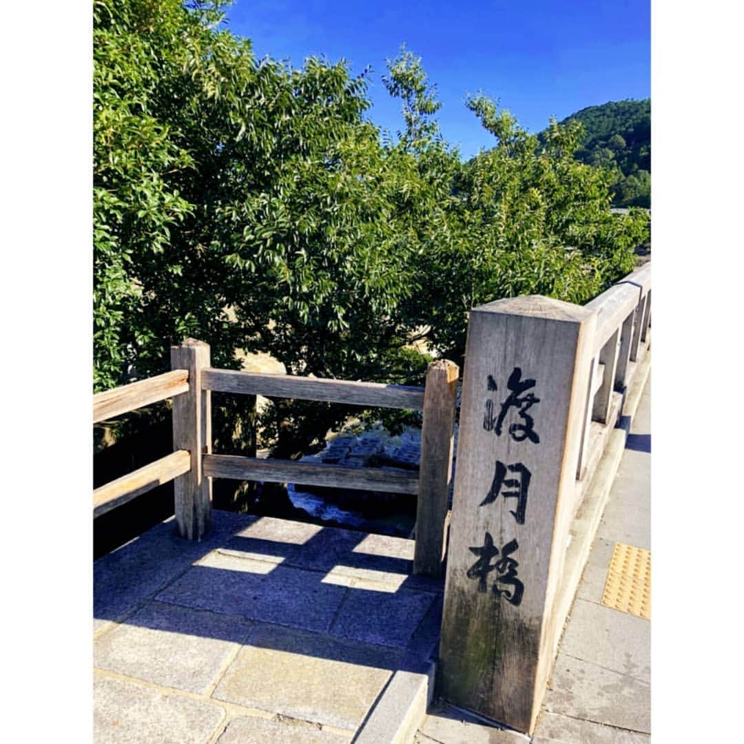 AYASAさんのインスタグラム写真 - (AYASAInstagram)「#京都旅行 ・ 倉木麻衣さんの『渡月橋～君 想ふ～』が大好きでカバーもさせていただいてる🎻 …ということで行って来ました渡月橋🍁 ・ 1番最初に自分写らず撮る(写真3枚目) ↓ やっぱり写っておこうかなと思い写ってみたものの呪いかけそうな雰囲気出ちゃった(写真2枚目) ↓ 扇子とか使ってどやってみた(写真1枚目) ・ やっぱり渡月橋で渡月橋弾きたくなりました(*´ω`*)🎻🍁✨ ・ ・ #渡月橋 #嵐山  #渡月橋君想ふ #倉木麻衣」8月27日 21時22分 - ayasa_doya