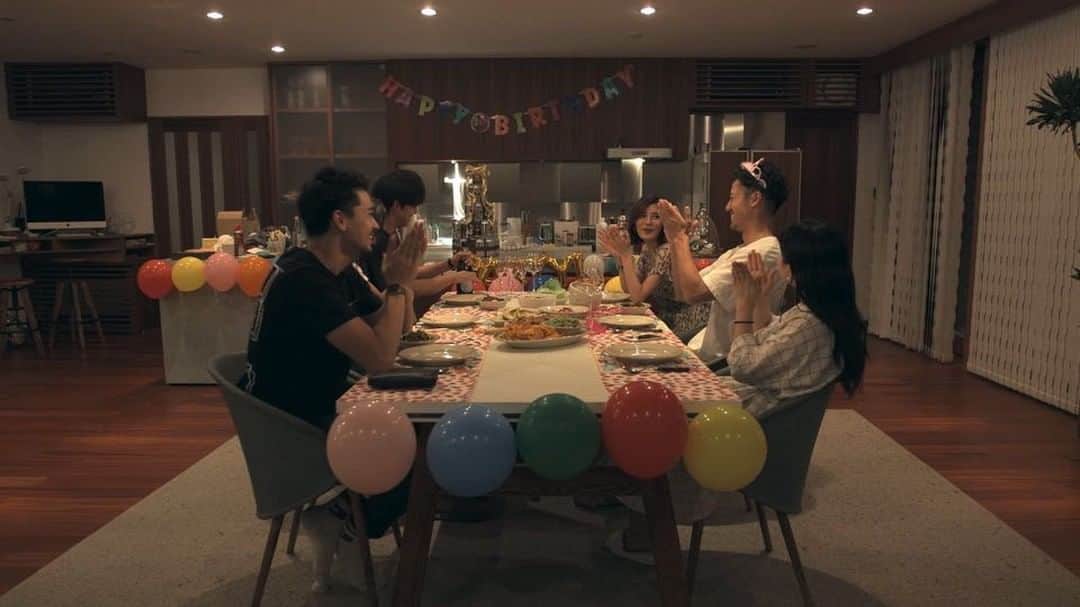 のインスタグラム：「こんばんは、『TERRACE HOUSE OPENING NEW DOORS』 第30話「A FARCE」8/28よりNetflixにて配信いたします。  #TERRACEHOUSE #テラスハウス  @tokui_yoshimi  @ryotayamasato  @babazonoazusa  @toritori0123  @officialshonohayama  @netflixjp #ネトフリ  @taka_brew  @seina4444  @shoheyuemura  @heisei_8nen  @zeppelin.noah @matarai_aya」