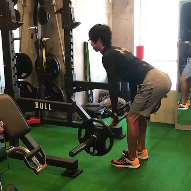 小笠原健のインスタグラム：「今日はスクワットがメインで 背中と下半身中心のメニュー 目標まで残り３週間、 ラストスパート  トレーニングと肉食う以外は 疲れ過ぎてずっと寝てた！笑  https://www.a-ark.tokyo」