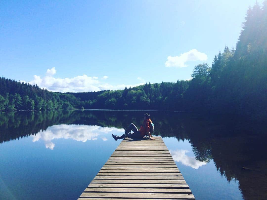 シモン・オクーのインスタグラム：「Upside Down 🌲🏞」