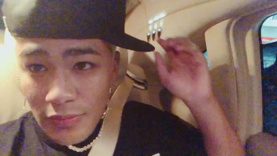 ELLYのインスタグラム：「GO ✂︎😂 @log_kenjikarasawa #CRAZYBOY」