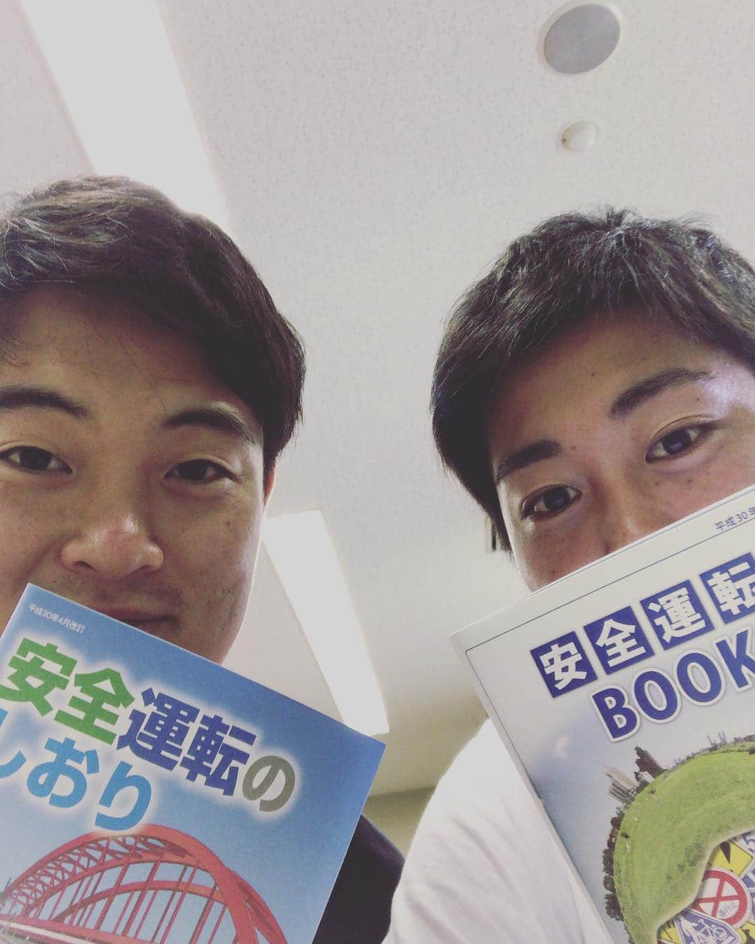 望月惇志のインスタグラム：「免許の更新…。 偶然竹安さんと同じ日だったのが唯一の救い。#阪神更新センター#今から2時間講習」