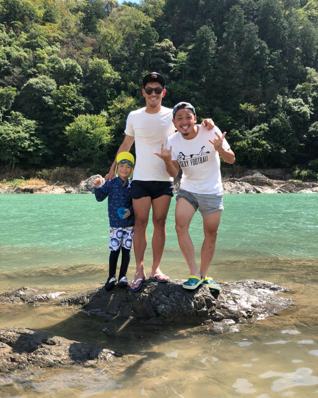 津田知宏のインスタグラム：「鮎ざんまいからの 川遊び！！ #川遊び#鮎#刺身#暑い #お泊まり会#キャッチボール」