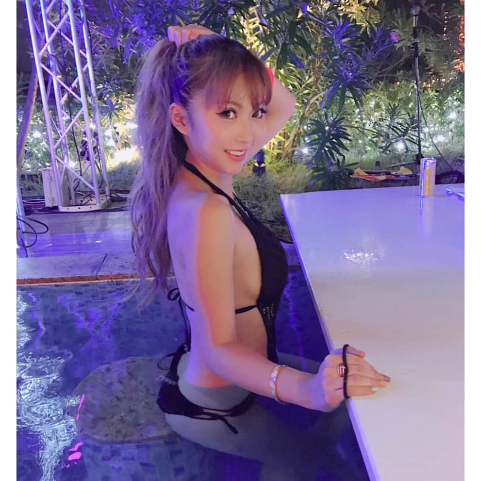 のインスタグラム：「七瀬と平成最後のプール遊び👙👯‍♀️❤️ . . .  #葉月樹里 #久保七瀬 #らぶ友 #soiréeine #ソワレーヌ #会員制 #ナイトプール #神戸みなと温泉蓮 #蓮 #神戸コレクション #kobecollection #神コレ #アフターパーティ #afterparty  #平均最後の夏 #平均はナイトプール縛りだたよ #複数やから右スライドしてねん 🤳」