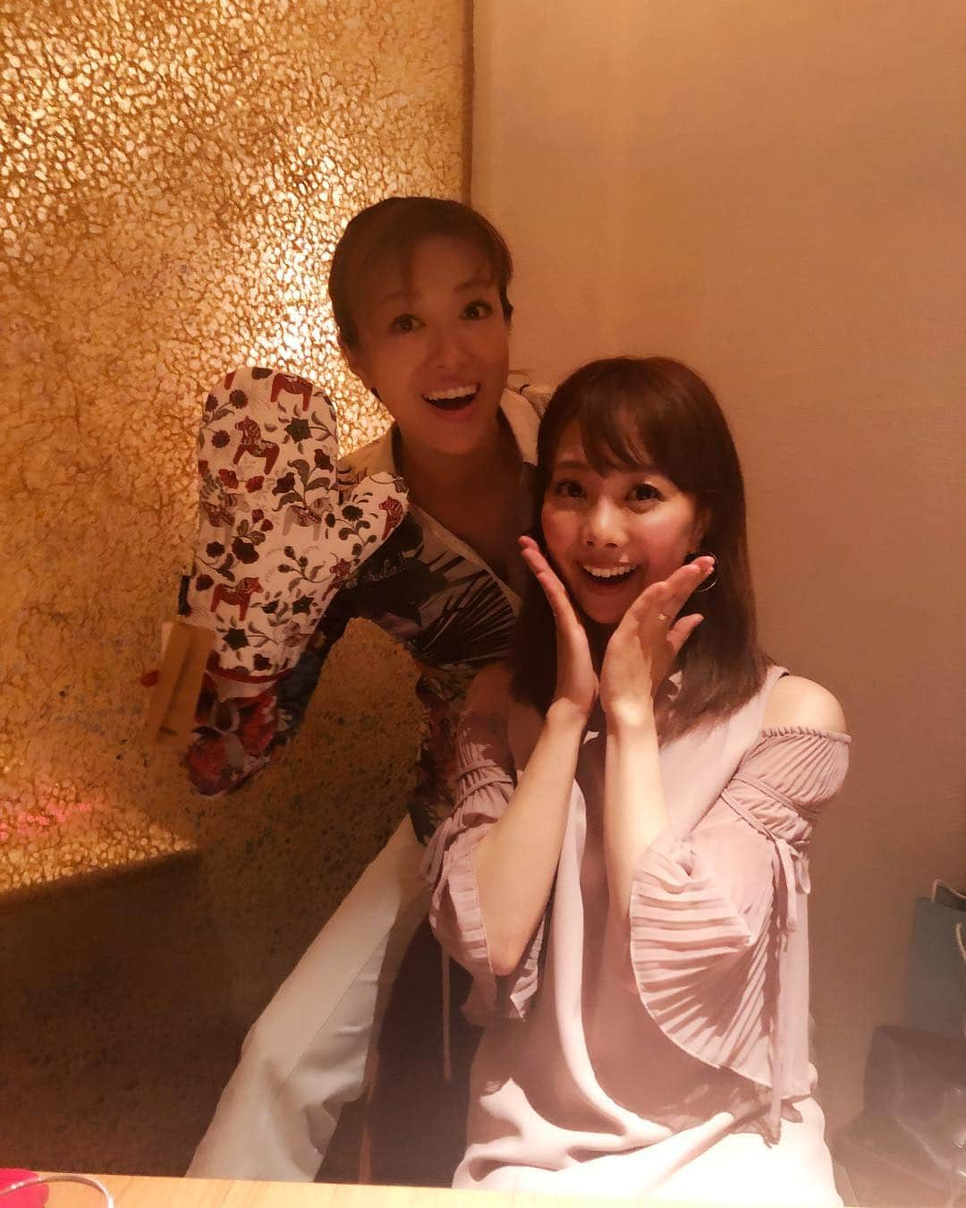 妃海風さんのインスタグラム写真 - (妃海風Instagram)「久々にみちこさん（北翔海莉さん）に お会いしました😆✨✨✨ . 何でしょう、 みちこさんに会うと、心がほっとして、 そして何だか、全てが浄化される感。。神さまですね！☺️✨✨✨ . たくさんたくさんお話しましたし、 たくさん笑って、たくさん食べて、ハピネスチャージ❤️！ 大好きですっ！！ . みちこさんに、スウェーデンのお土産のミトンをお渡ししました🤲🌈 そのミトンを使ってお料理されるところをいつか見てみたい！眺めたい！ と、いう願望を込めて。。笑😎❤️ . #北翔海莉 さん #みちこさん #スウェーデン #ミトン #ハピネス #ラブ ❤️」8月27日 15時00分 - fuhinami_official