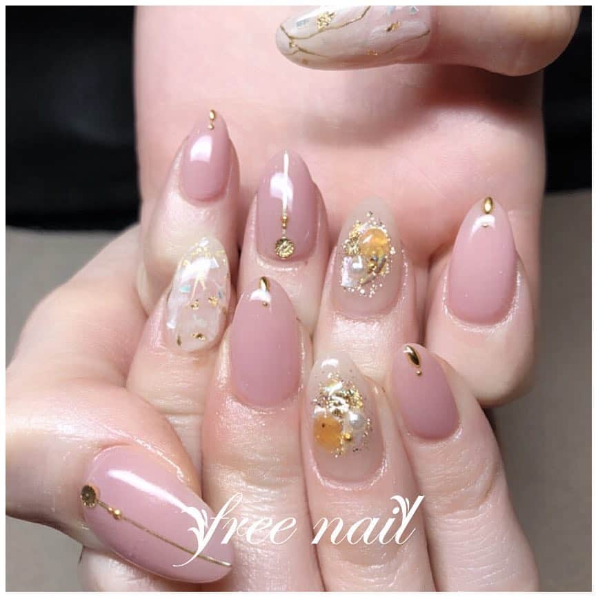 free nail フリーネイルのインスタグラム：「. お客様ネイル💅🏻🌻✨ . 天然石ネイル💅🏻💎✨ . ヌーディーなピンクベージュでお手元がお上品なネイルです😊💖 . 天然石やシェルのデザインが涼しげな夏ネイルですよね☺️🐚✨ . ご来店ありがとうございました🙇‍♀️🙇‍♀️🙇‍♀️ . #ネイル #フリーネイル #ネイルアート #ネイルサロン #大阪ネイルサロン #お客様ネイル #ネイルデザイン #ネイルチェンジ #ジェルネイル #天然石ネイル #シェルネイル #金箔ネイル #パールネイル #ピンクベージュネイル #ベージュネイル #ピンクネイル #デザインネイル #サマーネイル #上品ネイル #大人ネイル #季節 #夏ネイル #夏 #summer #nailsart #nailsalon #nailsdid #newnails #newnail #freenail」