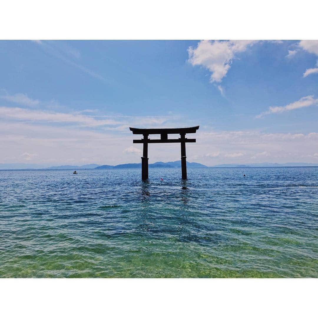 Takama Shibataのインスタグラム：「#白鬚神社  アップし直し🙏🏼📸 行ったのは6月⛩ #日本 #japan #空 #sky #綺麗 #景色 #scenery #素敵 #beautiful #自然 #nature #湖 #lake #神社 #文化 #culture #美 #伝統 #歴史」