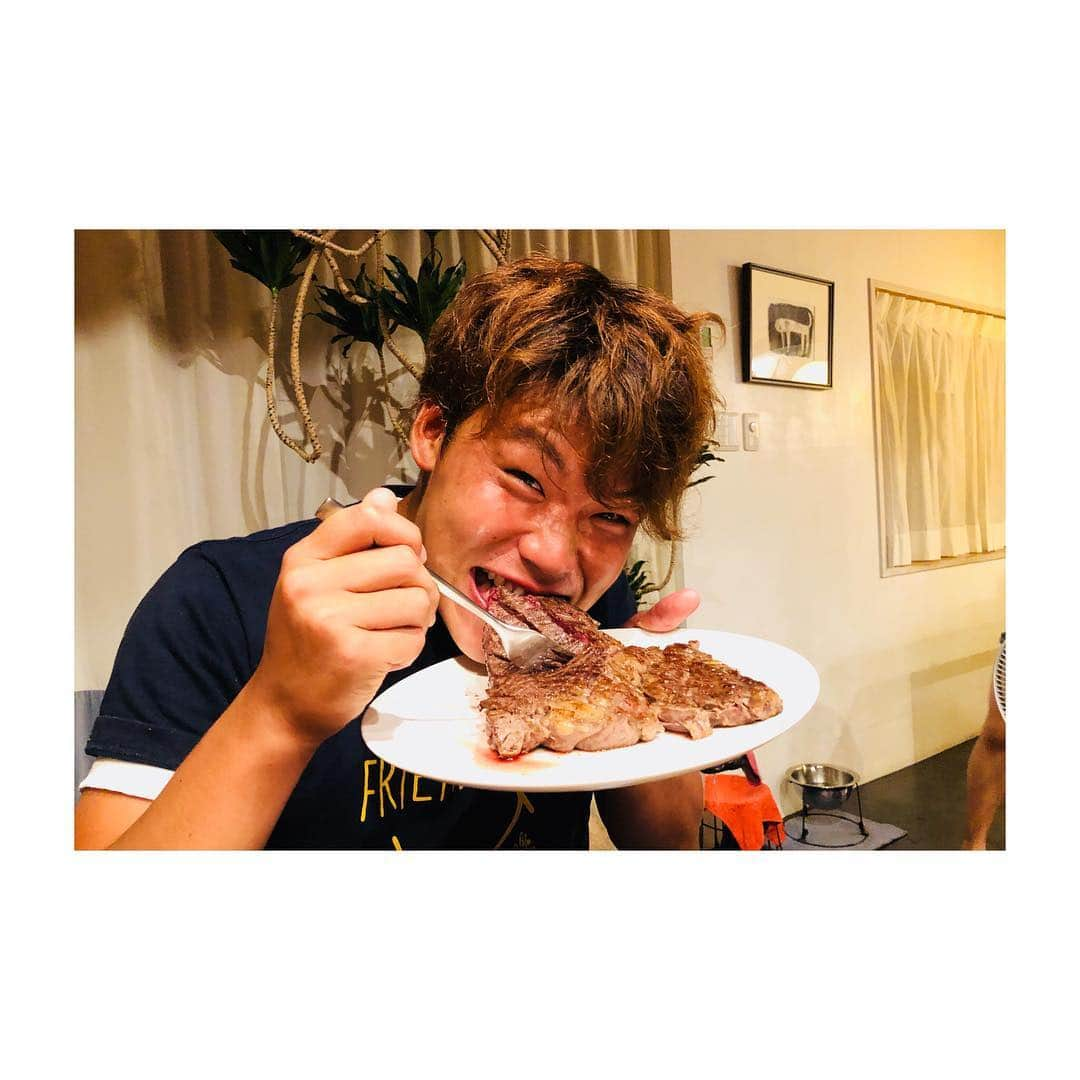 小池純輝さんのインスタグラム写真 - (小池純輝Instagram)「. #山崎浩介 Jリーグ初ゴール🎉✨ おめでとうステーキを振舞って頂きました🥩😍 かぶりつく。笑 それにしてもInstagramのプロフィールにフォローお願いしますって書いてるのに投稿が1つもないってどういうこと😂 集中❗️笑 改めて、おめでとう🎊 #愛媛fc #jリーグ #j2 #初ゴール #soccer #football」8月27日 16時54分 - junki_koike