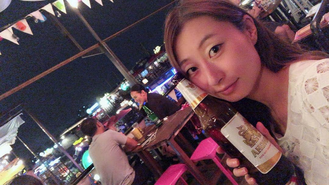 松村加南子さんのインスタグラム写真 - (松村加南子Instagram)「ずっとシンハービール飲んでる🍺 . 旅先で飲む現地のビールってなんでこんなに美味しいのか… . . . #シンハービール #夜市 #鉄道市場 #旅 #旅行 #tavijo 旅人 #travel #trip #travelers #タイ #thailand #夏休み #summer #summervacation #vacation  #holiday #薬剤師 #薬剤師グラドル #加南子 #バンコク #bangkok」8月27日 17時24分 - matsumurakanako