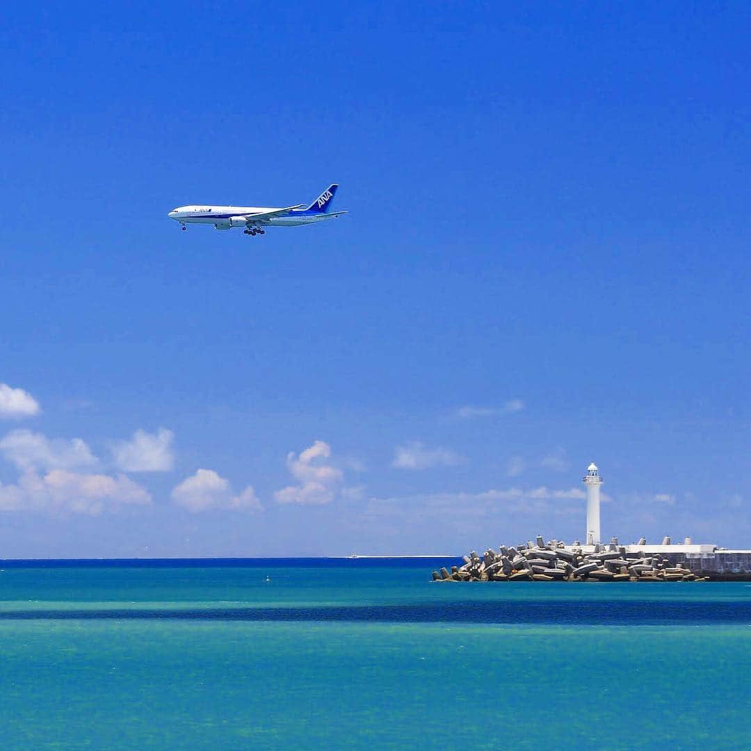 ANAのインスタグラム：「海も空もANAカラー✈️💙 #ソラマニ_ヒコーキ #海 #青い海 #空 #飛行機 #おそろい #夏の思い出 #anaブルー #空旅 #青 #ダレカニミセタイソラ #カコソラ #灯台 #airplane #ocean #blue #anaairplane  ANAの飛行機は「#ソラマニ_ヒコーキ」をつけて投稿してね☆インスタやANAの各メディアでご紹介していきます！」