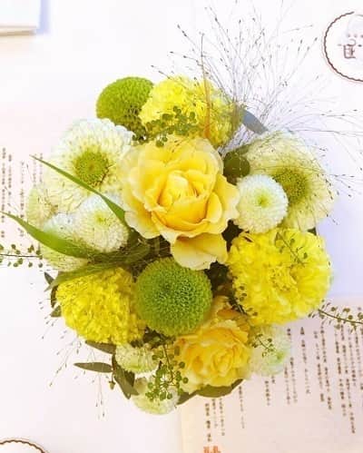 晴レの日｜HARENOHIのインスタグラム：「ビタミンカラーのテーブル装花で披露宴会場を華やかに✿✿✿ #晴レの日 #和装 #和婚 #結婚式 #神前式 #神社結婚式 #プレ花嫁 #卒花 #日本中のプレ花嫁さんと繋がりたい #和婚をもっと盛り上げたい #花嫁会 #結婚式準備 #おめでとう #2019年春婚 #2018年秋婚 #家族婚 #卓上装花 #テーブルコーディネート #kimono #happy #love #japanesewedding #cooljapan #instagood #harenohi」