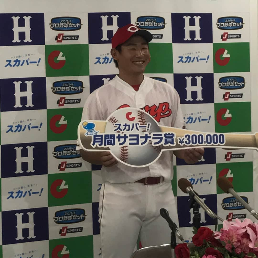 スカパー！プロ野球のインスタグラム：「. スカパー！プロ野球インスタ中の人です。 今回は特別編として先日行われた7月度月間「スカパー！サヨナラ賞」授賞式の裏側をお届けします。 . 7月度のセ・リーグサヨナラ賞は広島東洋カープの #下水流昴 選手が受賞されました！おめでとうございます！授賞式の際のプレゼンターはスカパー！ご加入者様にお願いをしているのですが、今回はカープファンの木下和典さん、加奈子さんご夫妻が務めてくださいました！授賞式後には下水流選手が快くサインに応じてくれました♪ . なんと、プレゼンターの木下さんご夫妻は広島駅近くで【三冠王】というお好み焼き・鉄板焼屋を営まれているそうで（野球ファンにはたまらない店名！）、今回は三冠王おすすめの一品のお写真を頂きましたのでご紹介します。ベビースター入りお好み焼の「かぜぱん焼き」です★ベビースターが大好きな奥様が考案された大人気メニュー！おいしそう・・・(*´﹃`) . 下水流選手のサイン入りユニフォームとボールもお店に飾られています♪マツダスタジアムで野球観戦の際には皆さまぜひお立ち寄りください(^^) . . . . #プロ野球 #baseball #スカパーサヨナラ賞 #サヨナラ賞 #スカパープロ野球インスタ中の人 #スカパープロ野球インスタ特派員 #野球女子 #野球好きな人と繋がりたい #広島東洋カープ #広島カープ #カープ #carp #マツダスタジアム #ズムスタ #三冠王 #お好み焼き #スカッピー #野球観戦 #野球観戦楽しい #もっと野球観戦の楽しさを知ってもらいたい」