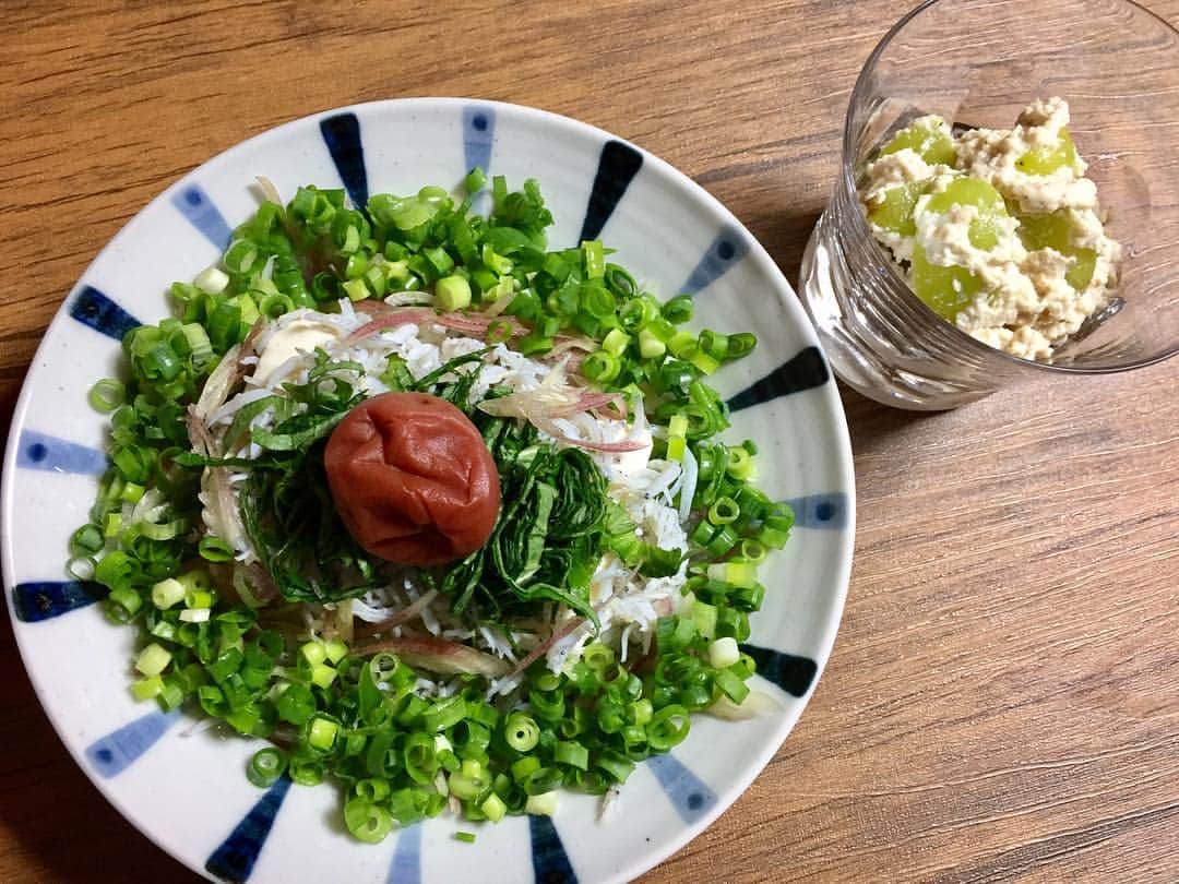 池谷のぶえのインスタグラム：「#セロトニン部 シャインマスカットの白和え。この前居酒屋で食べてヘェ〜と思った一品。 あとは、釜あげしらすと薬味をどっさり乗せた豆腐に、ポン酢とごま油をかけてわしゃわしゃ食べる。 たんぱく質祭りね。」
