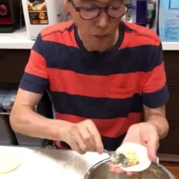 森進一のインスタグラム：「餃子を作る🥟 タカ食べる？」