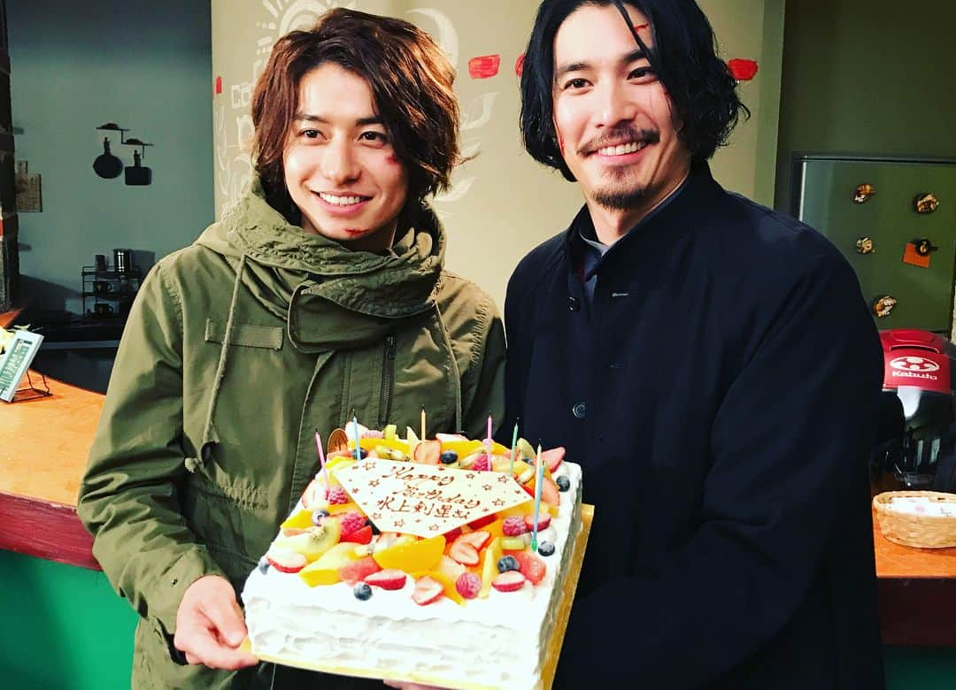 赤楚衛二さんのインスタグラム写真 - (赤楚衛二Instagram)「1年間ご視聴下さった皆様 本当に有難うございました！ 「生きてくれるだけで十分だ」 この言葉に全てが詰まってると思います。 応援有難うございました！  #仮面ライダービルド」8月27日 18時26分 - akasoeiji